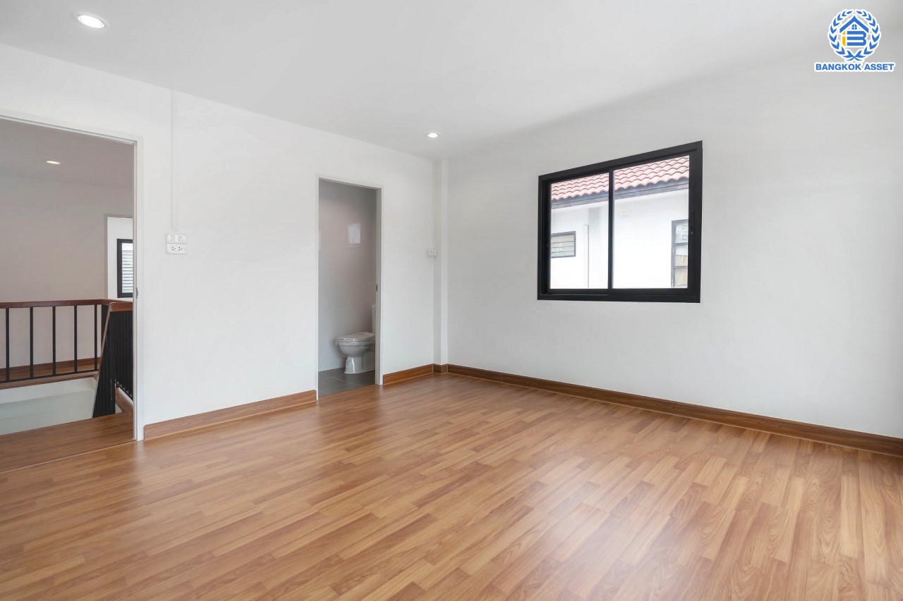 บ้านมือสองตกแต่งใหม่ ม.พระปิ่น2 ติดถนนบรมราชชนนี ทาวน์เฮ้าส์หลังใหญ่ เนื้อที่ 30 ตร.ว. ฟังก์ชัน 2 ห้องนอน 2 ห้องน้ำ จอดรถได้ 1 คัน บนทำเลศักยภาพ เชื่อมต่อหลายเส้นทาง ใกล้เซ็นทรัลปิ่นเกล้า ม.มหิดล , ทางด่วน "กาญจนาภิเษก"